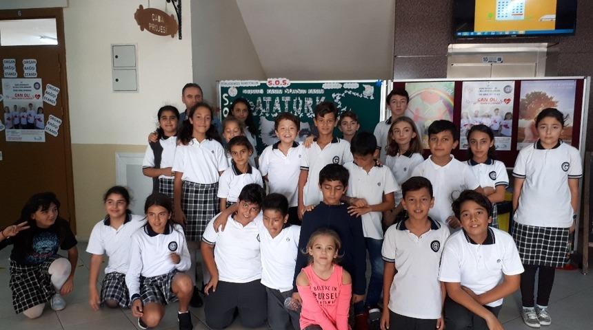 &Ccedil;eşmeli &ouml;ğrenciler Sakız Ağacını koruma altına aldı