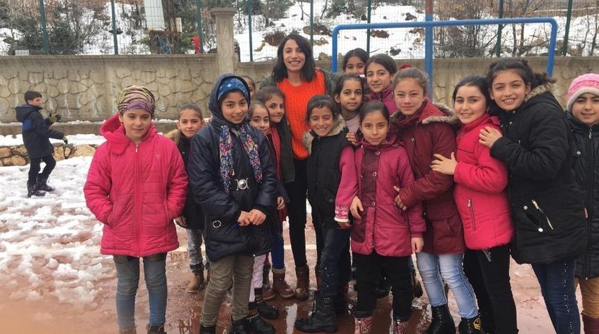 Diyarbakırlı g&ouml;n&uuml;ll&uuml;lerden k&ouml;y okulu &ouml;ğrencilerine bot ve mont yardımı