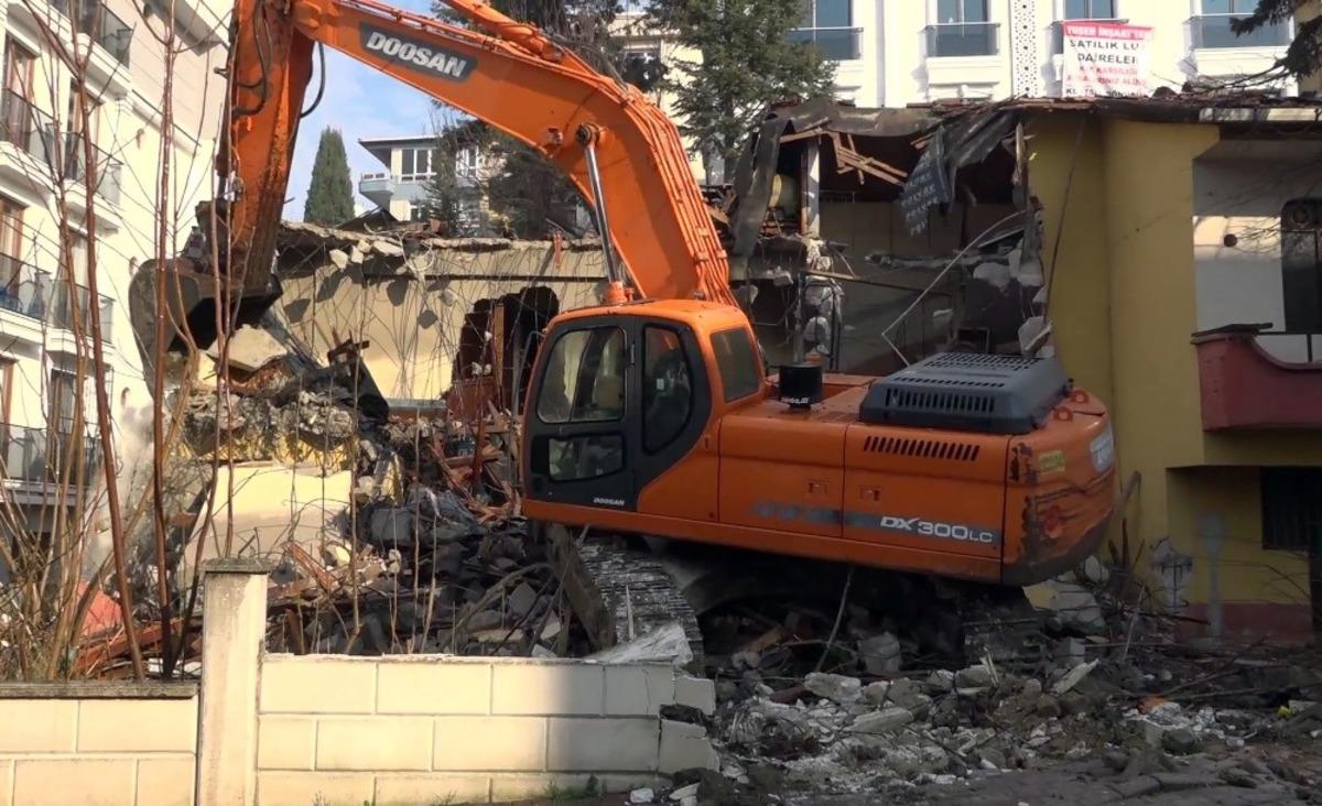 B&uuml;y&uuml;k&ccedil;ekmece&rsquo;de riskli 2 bina daha yıkıldı