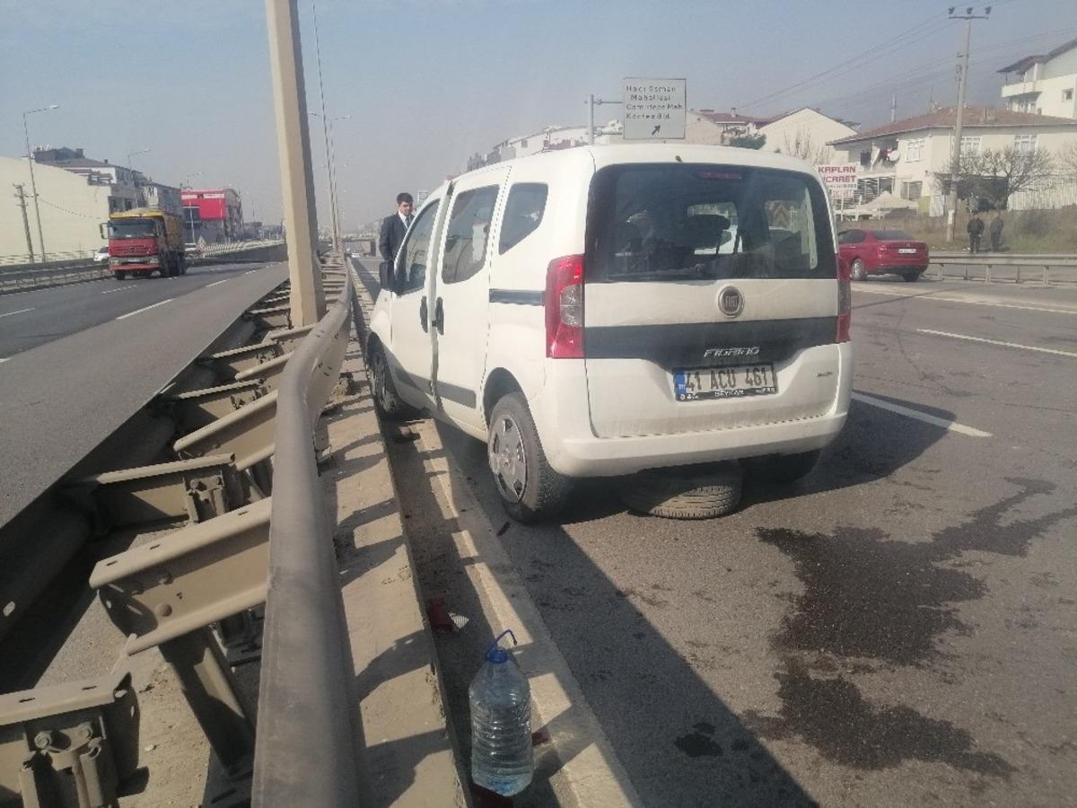 Otomobil tır ile &ccedil;arpıştı: 2 yaralı