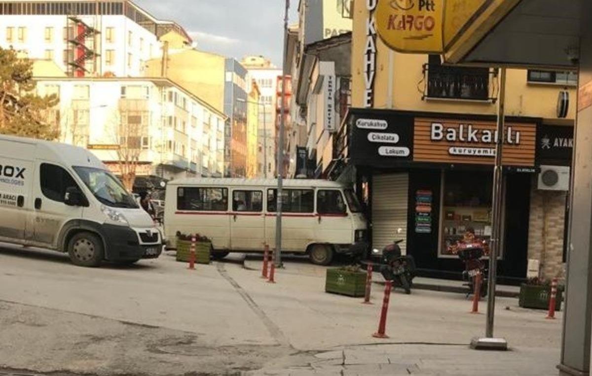 Freni boşalan minib&uuml;s, bir d&uuml;kkanın duvarına &ccedil;arparak durabildi