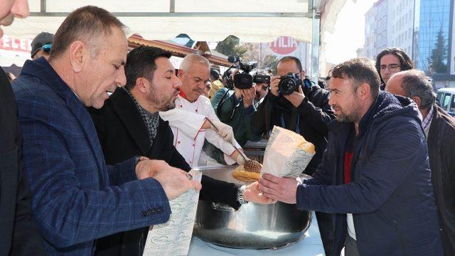 Nevşehir Belediye Başkanı Arı, tazminattan kazandığı paralarla kavurma dağıttı