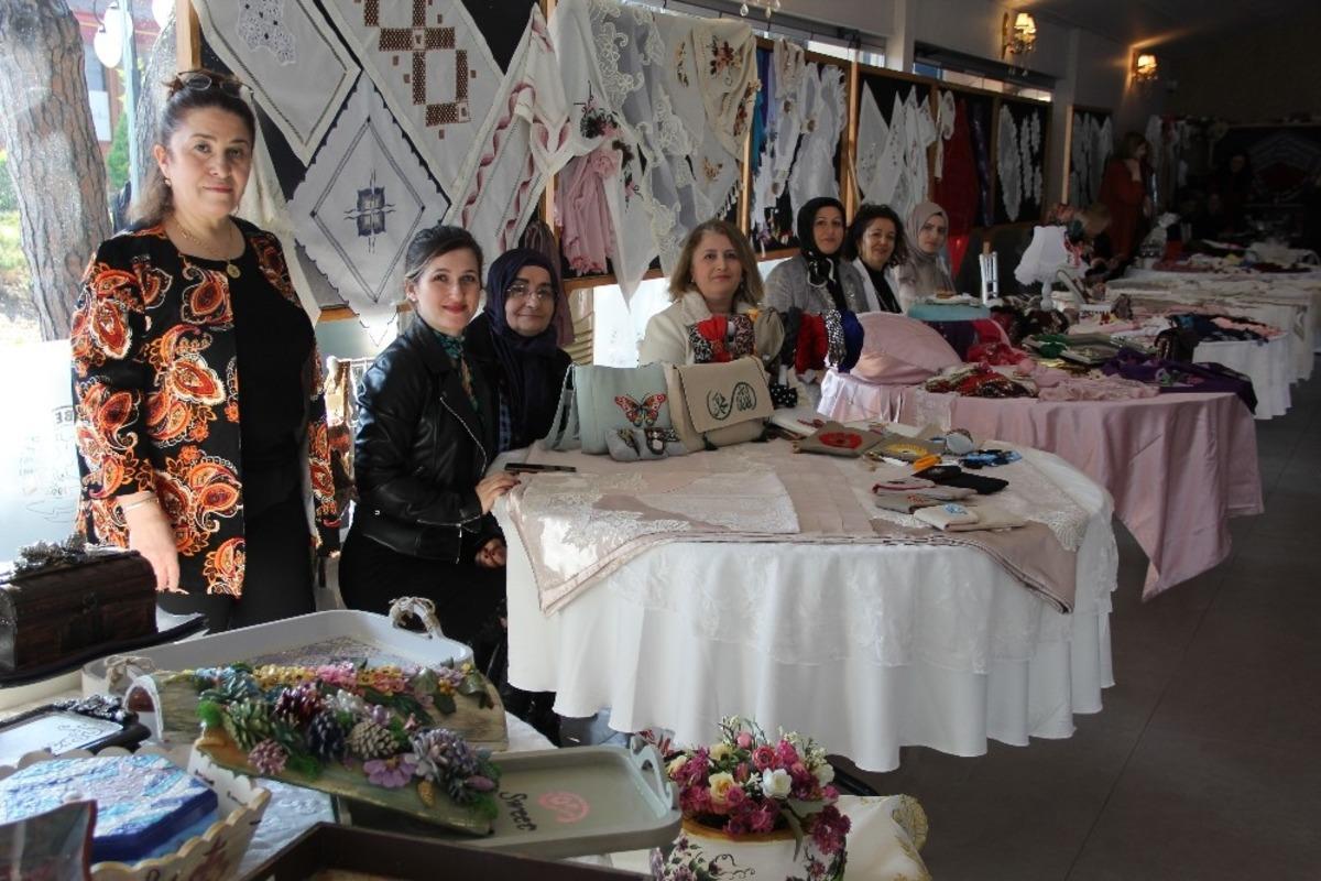 Bin kursiyerin yaptığı el emeği &uuml;r&uuml;nler g&ouml;r&uuml;c&uuml;ye &ccedil;ıktı