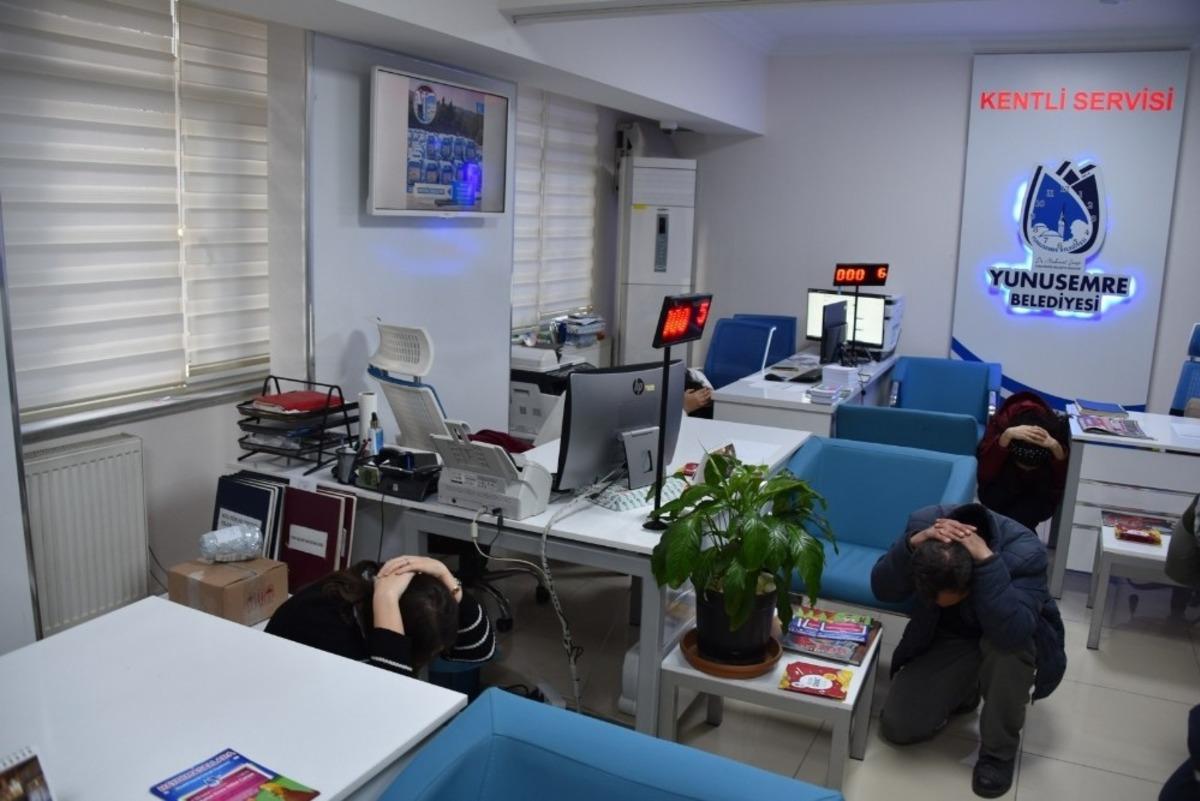 Yunusemre&rsquo;de deprem tatbikatı ger&ccedil;eği aratmadı