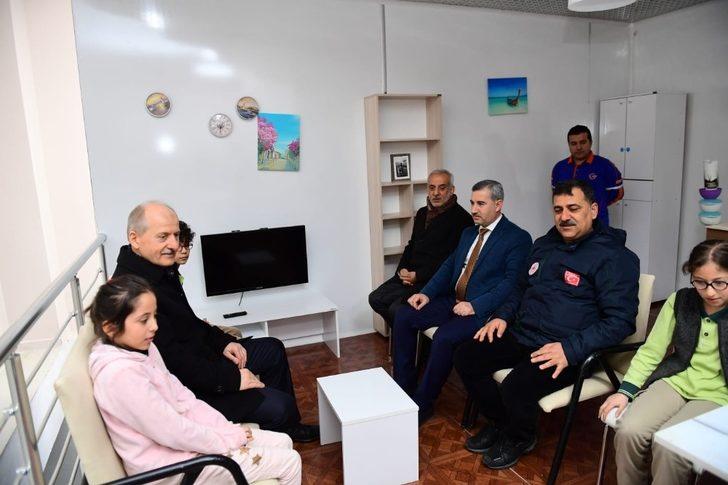 Bakan Yardımcısı Suver, deprem simülasyon odasında heyecanlandı G1