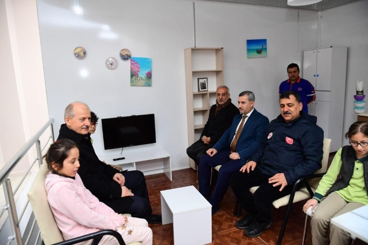 Bakan Yardımcısı Suver, deprem sim&uuml;lasyon odasında heyecanlandı