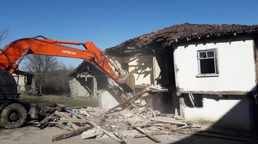 K&ouml;rfez&rsquo;de orta hasarlı 5 bina yıkıldı