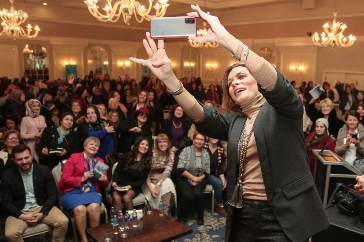 C&uuml;nd&uuml;beyoğlu Nil&uuml;ferli kadın hayranlarıyla buluştu