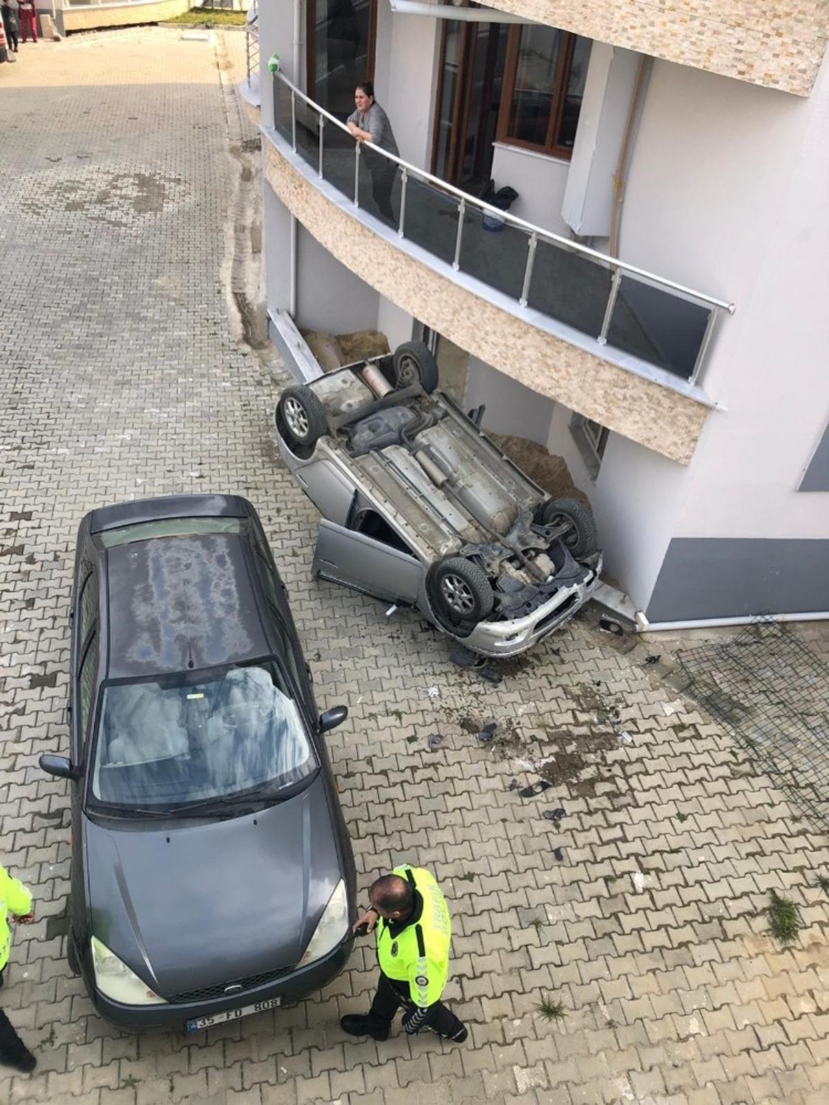 Otomobil 10 metreden beton zemine &ccedil;akıldı