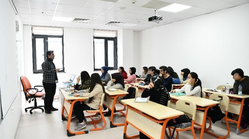 &Ccedil;ayırovalı &ouml;ğrenciler &uuml;niversiteye gen&ccedil;lik merkezinde hazırlanıyor