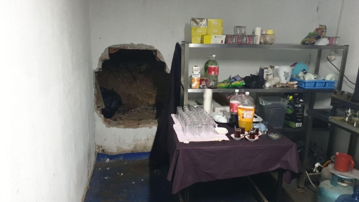 M&uuml;h&uuml;rlenen yere kapı a&ccedil;tılar, tekrar kumar oynarken yakalandılar