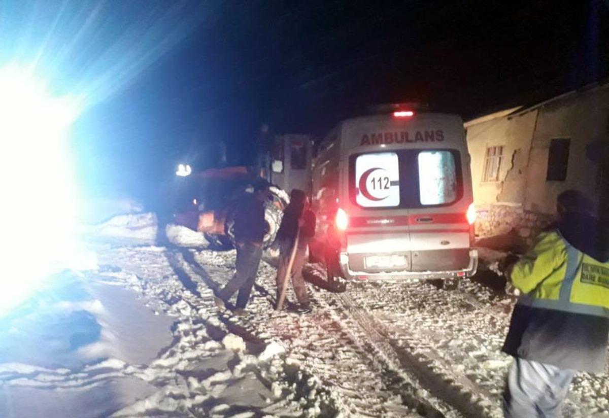 Karla m&uuml;cadele ekiplerinin kurtardığı kadın ikiz doğurdu