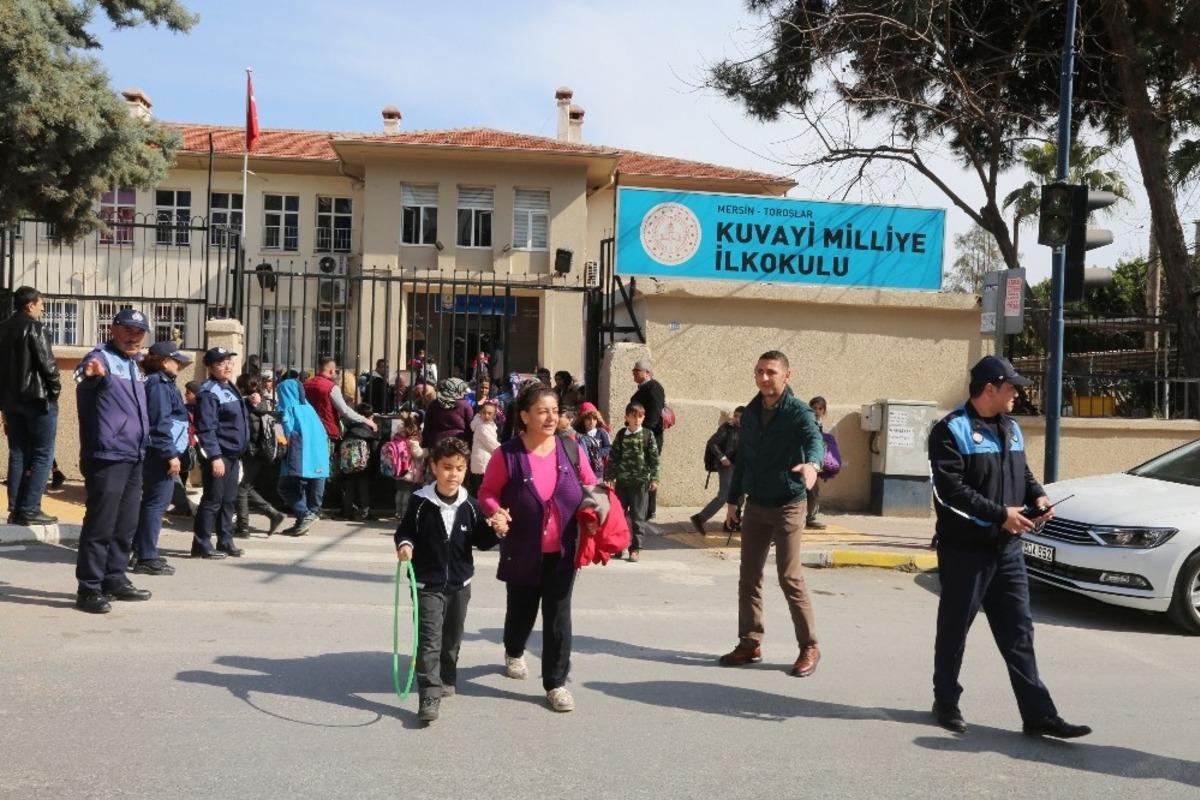 Toroslar zabıtası, okul &ouml;nlerinde g&uuml;venlik uygulaması başlattı