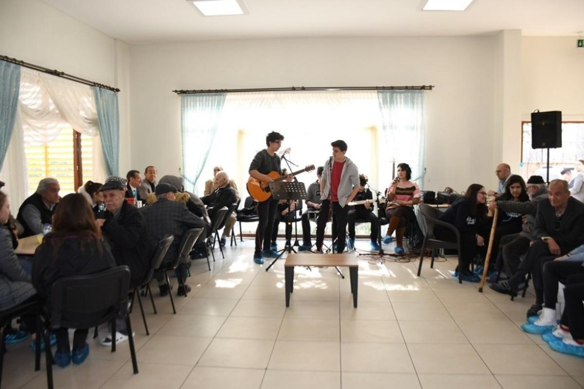 Gen&ccedil;ler s&ouml;yledi, b&uuml;y&uuml;kler eğlendi