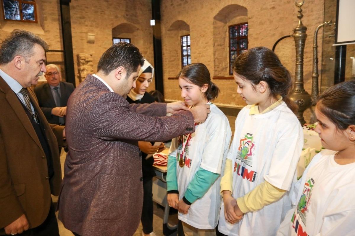 Meram&rsquo;da &ccedil;ekişmeli ge&ccedil;en bilgi yarışmasında iki ortaokul birinciliği paylaştı