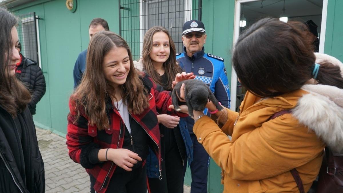 &Ouml;ğrenciler barınakta can dostlarıyla buluştu