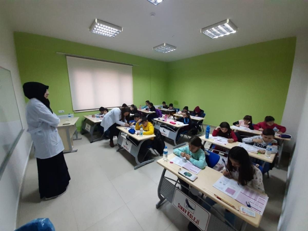 Bu kuyruğun sebebi sadece &ccedil;ocuklarını sınava sokabilmek