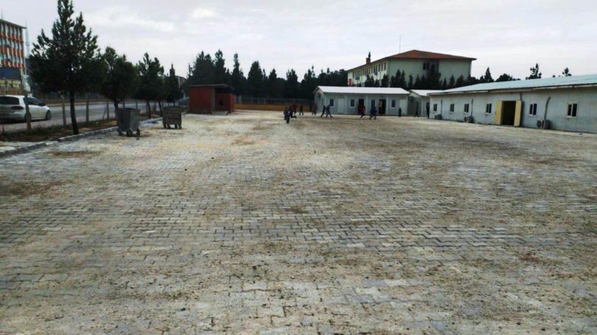 Ak&ccedil;akale Belediyesi okul bah&ccedil;esine kilitli parke taşı d&ouml;şedi