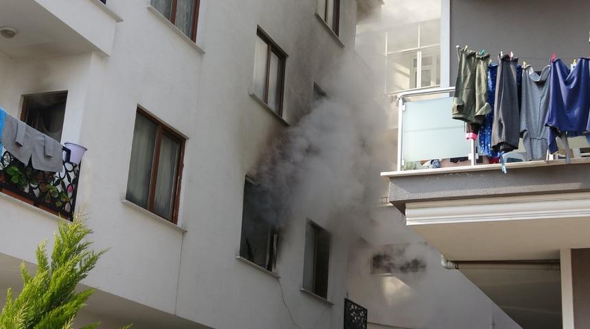 Sancaktepe&rsquo;de yangın! Binada mahsur kalanlar kurtarıldı