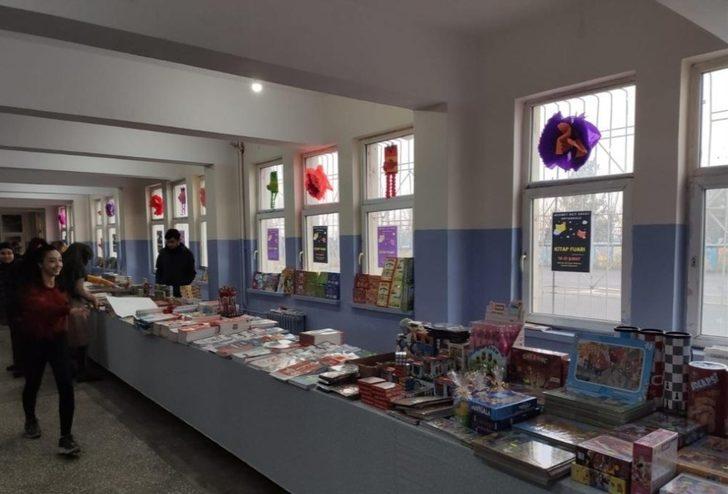 Okulda kitap fuarı düzenlendi G2