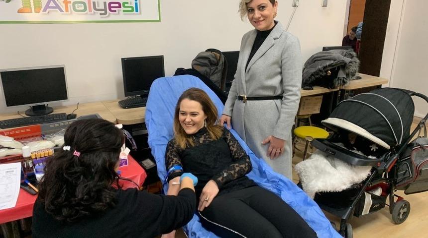 Ali Rıza &Ccedil;evik Ortaokulu velileri 80 &uuml;nite kan bağışladı