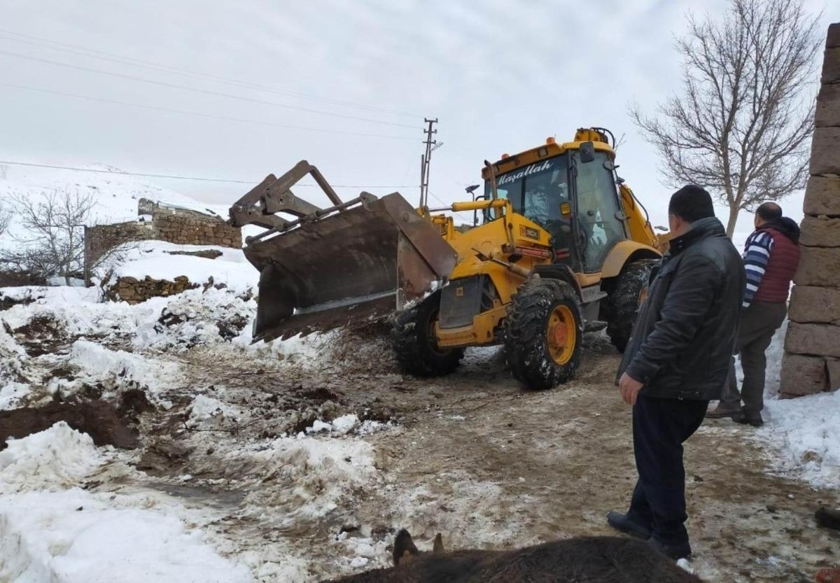 Karın ağırlığını taşıyamayan ahırın &ccedil;atısı &ccedil;&ouml;kt&uuml;: 3 b&uuml;y&uuml;kbaş hayvan telef oldu