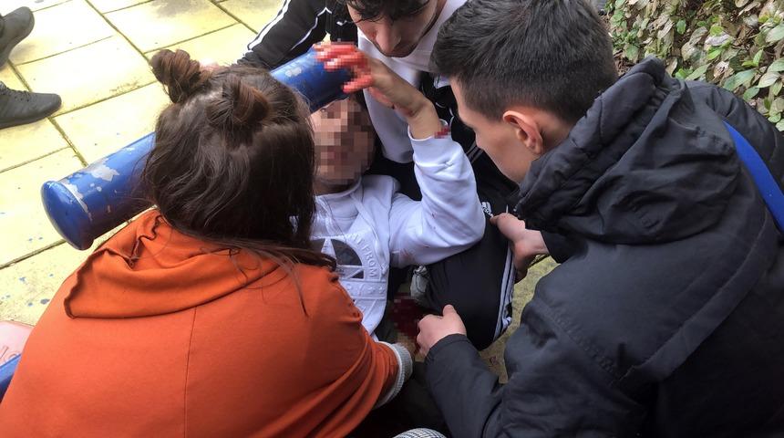 Avcılar'da lise &ouml;ğrencileri arasında bı&ccedil;aklı kavga: 1 &ouml;ğrenci yaralı