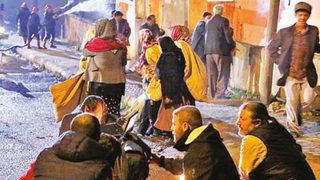 Dizi için 20 ev ve 5 araç yaktılar