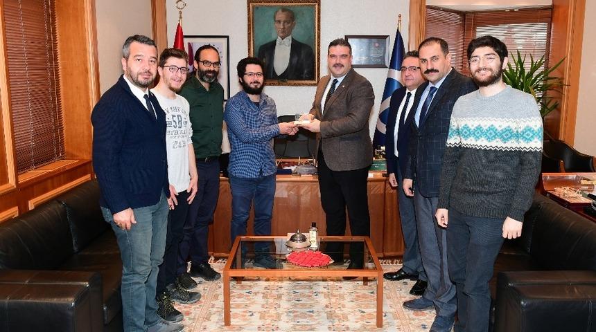 Linux Kullanıcıları Derneği ile Dr. &Ouml;ğr. &Uuml;yesi &Uuml;nsal, Rekt&ouml;r &Ccedil;omaklı&rsquo;yı ziyaret etti