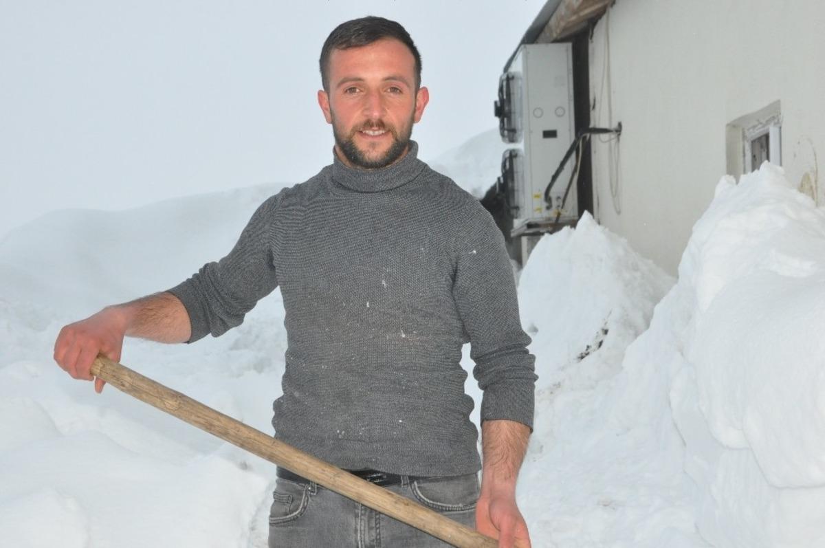 &Ccedil;atıdaki karı temizlerken &ouml;l&uuml;mden d&ouml;nen &Ouml;zgen&ccedil;, o anları anlattı