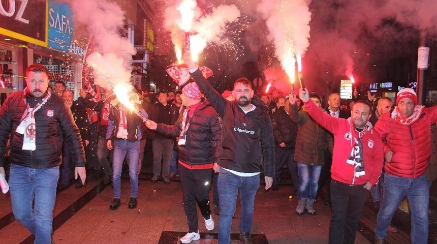 Sivassporlu taraftarlardan hakemlere yürüyüşlü tepki