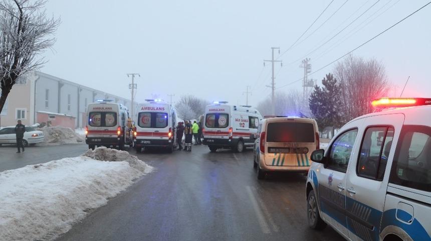 Sivas'ta iki iş&ccedil;i servisi &ccedil;arpıştı! 10 yaralı
