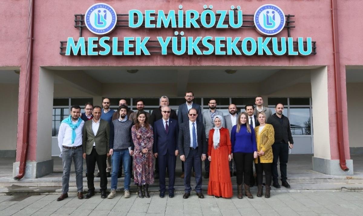 Rekt&ouml;r Coşkun Demir&ouml;z&uuml;&rsquo;nde &ouml;ğrencilerle bir araya geldi