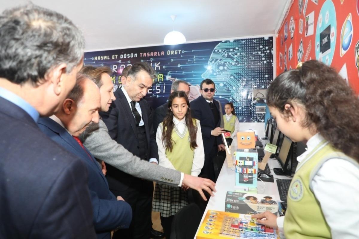 Vali Oktay &Ccedil;ağatay, robotik kodlama sınıfının a&ccedil;ılışını yaptı