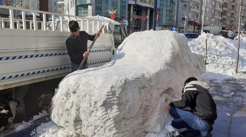 Hakkarili gen&ccedil;ler kardan araba yaptı