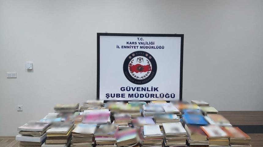 Kars&rsquo;ta y&uuml;zlerce bandrols&uuml;z kitap yakalandı