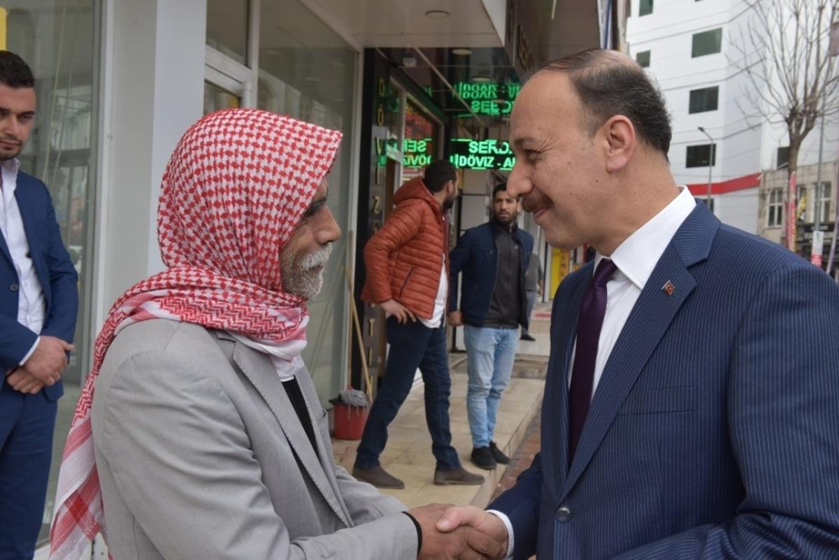 Vali Erin, her g&uuml;n y&uuml;zlerce vatandaşla buluşuyor