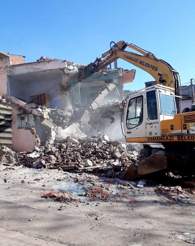 Osmangazi Belediyesi metruk binayı yıktı