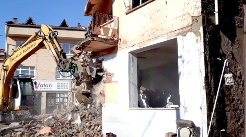 Osmangazi Belediyesi metruk binayı yıktı