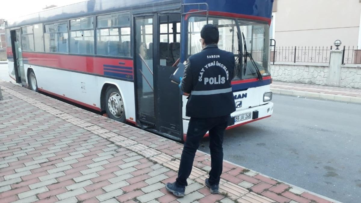 Park halindeki servis otob&uuml;s&uuml;nde alkol alıp teybi &ccedil;aldılar