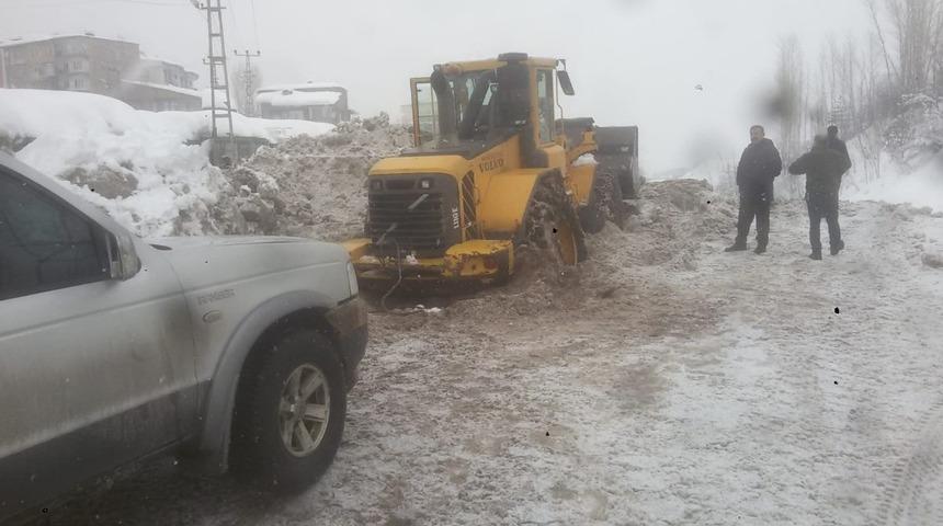 Kara saplanan iş makinesi kurtarıldı