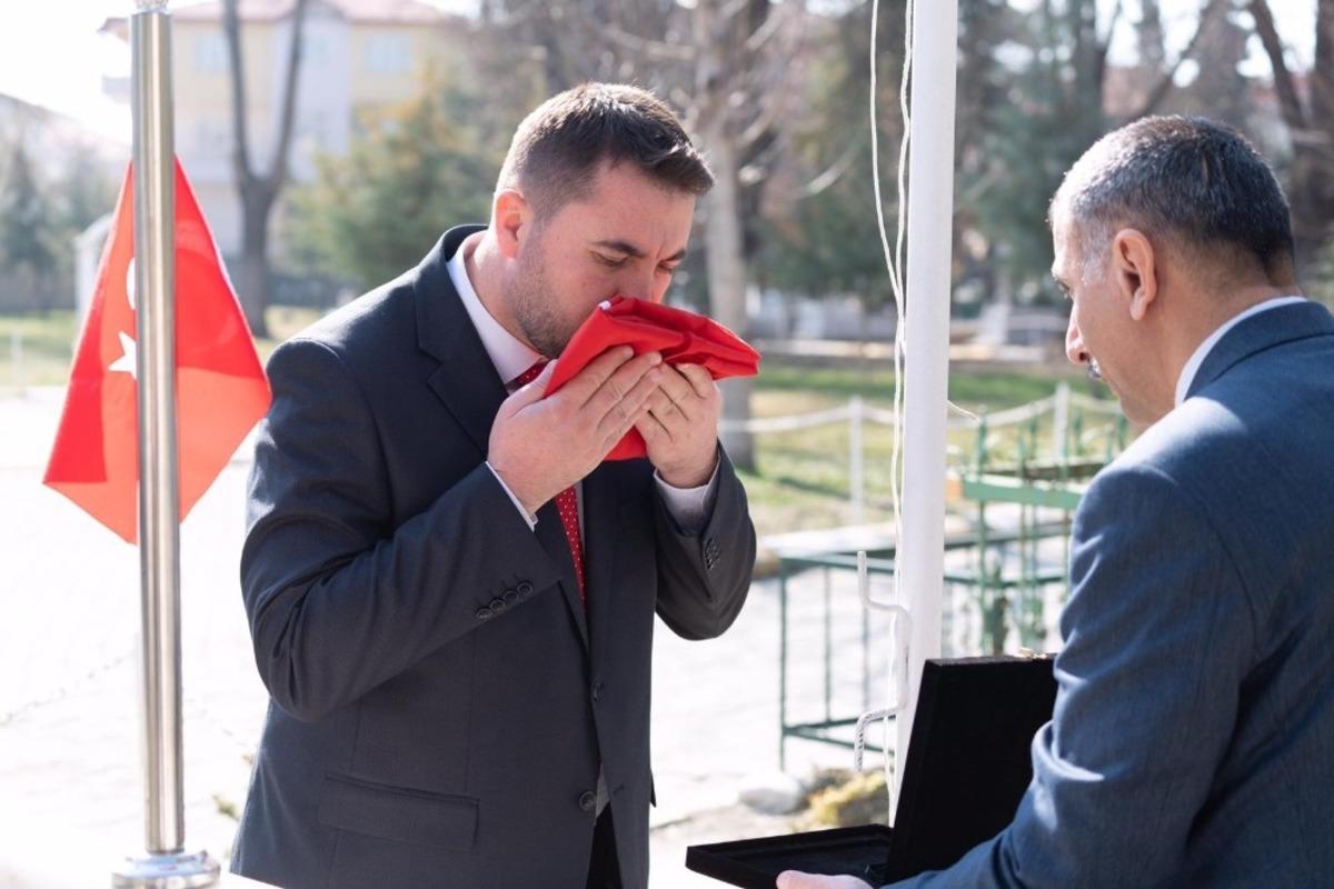 Şehit kabirlerindeki T&uuml;rk bayrakları yenilendi