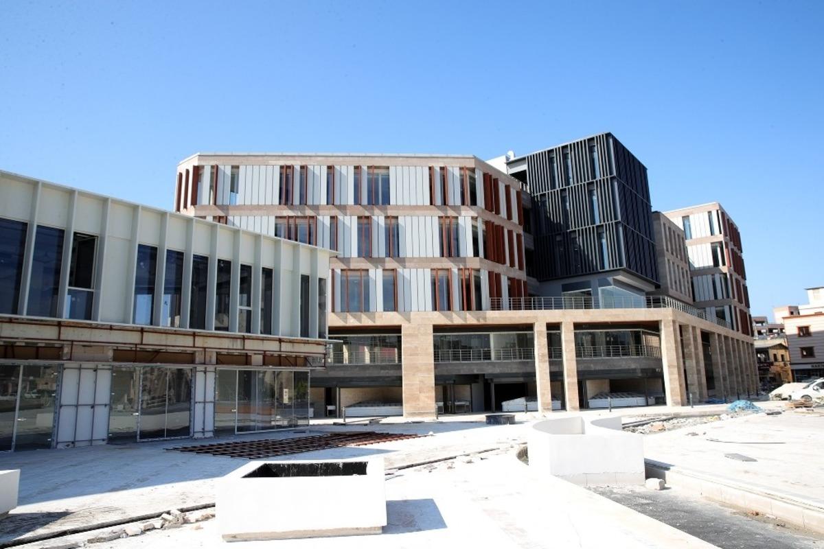 Karalar başlattı, Akay tamamlıyor