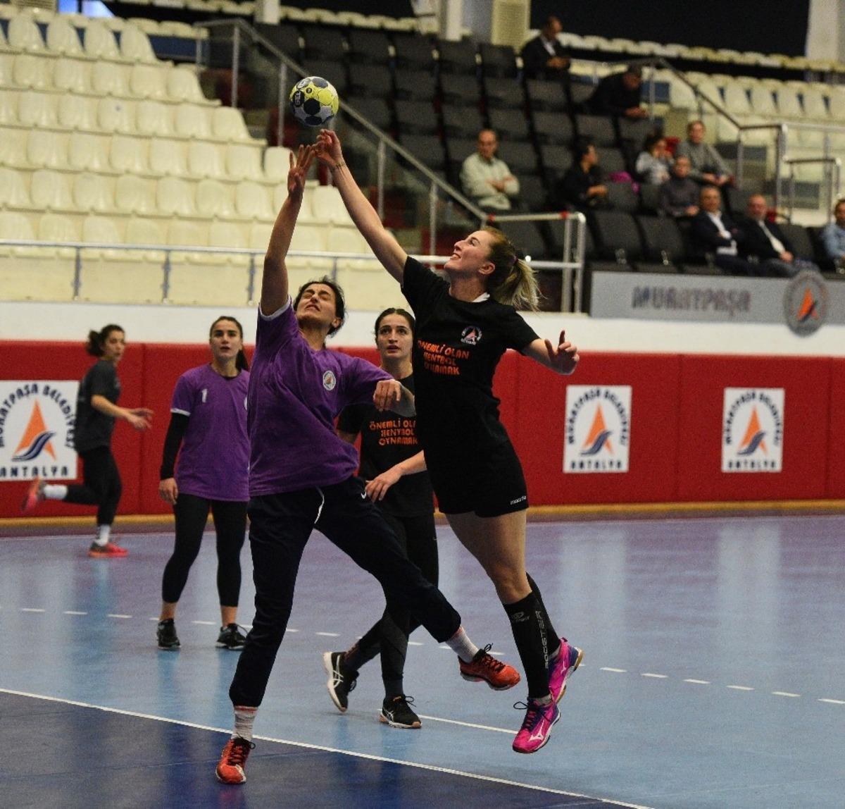 Başkan Uysal: "Hentbolda uzun vadeli bir yapılanma i&ccedil;indeyiz"