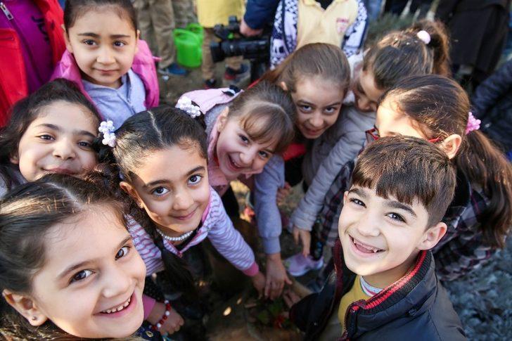 Buca’da minikler toprakla buluştu, bitkileri koklayarak tanıdı G1