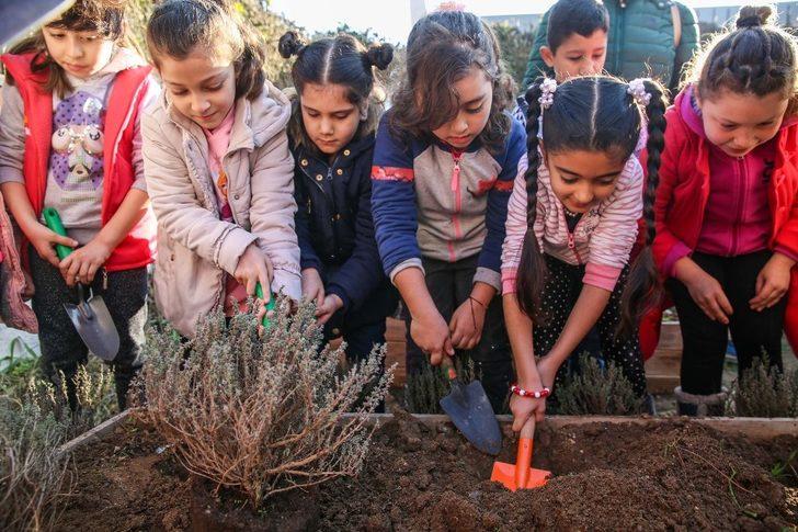 Buca’da minikler toprakla buluştu, bitkileri koklayarak tanıdı G2