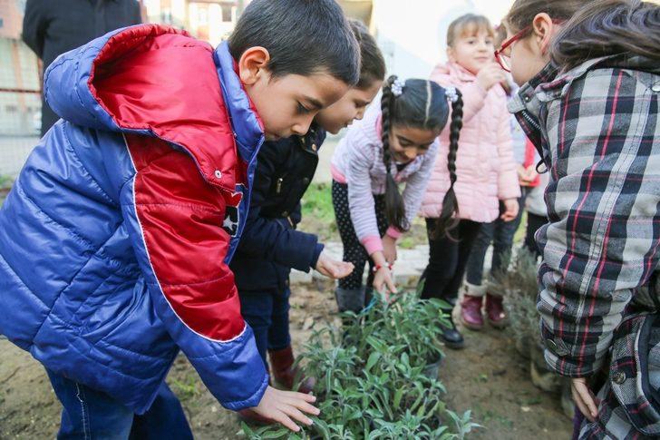Buca’da minikler toprakla buluştu, bitkileri koklayarak tanıdı G3