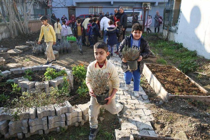 Buca’da minikler toprakla buluştu, bitkileri koklayarak tanıdı G4