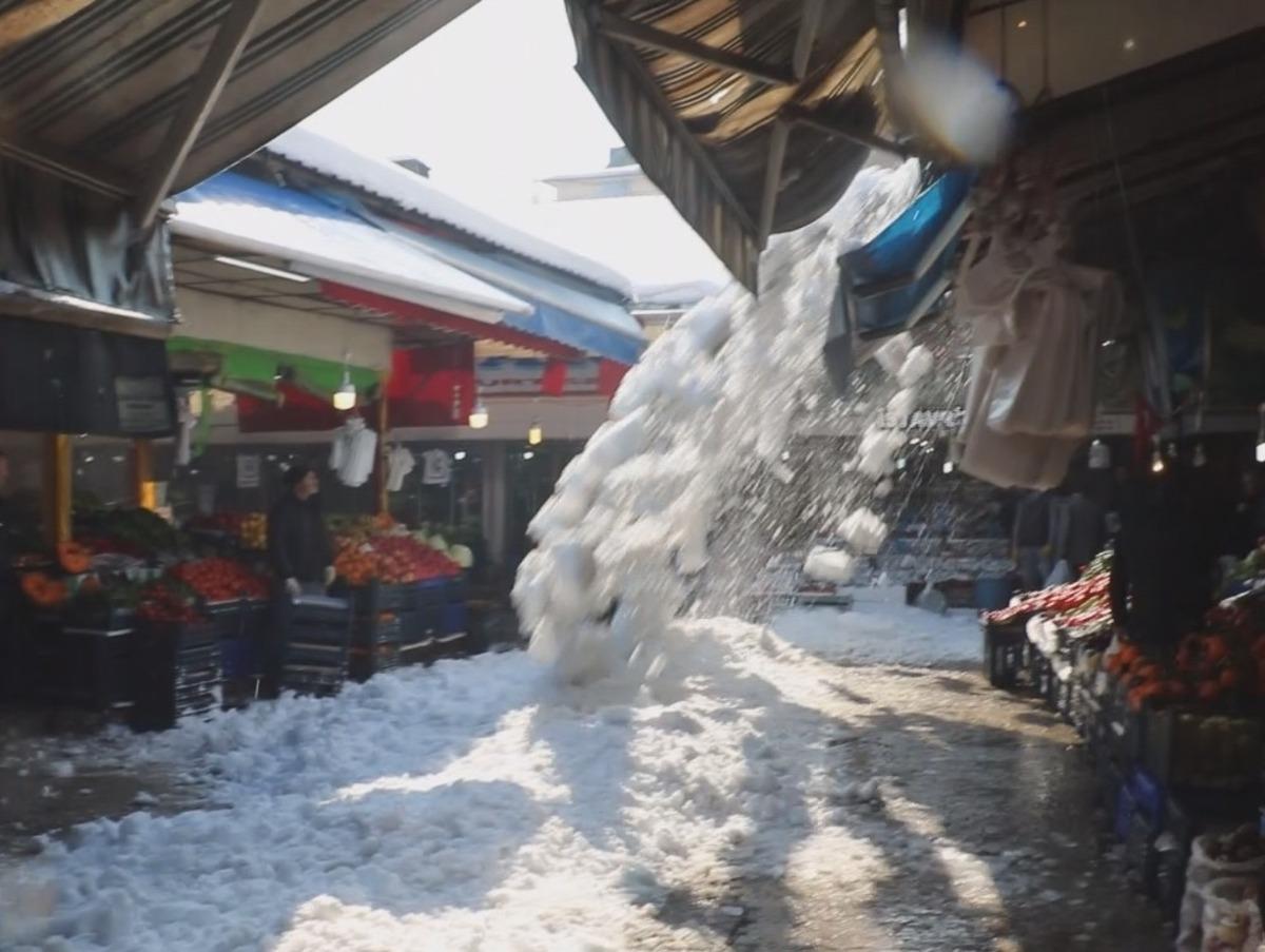 Kar k&uuml;tlelerinin d&uuml;şme anı kamerada