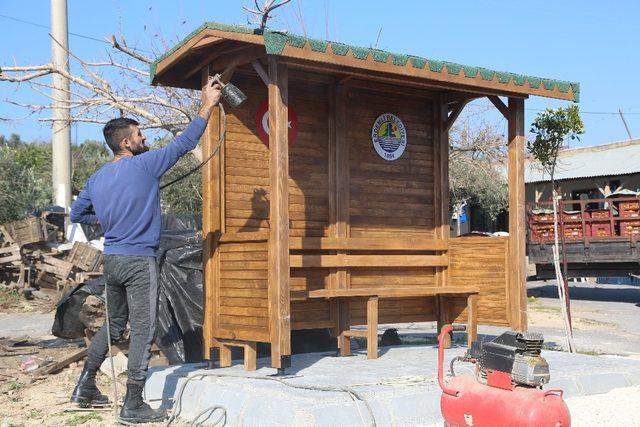 Erdemli Belediyesi otobüs duraklarını kendi atölyesinde üretiyor